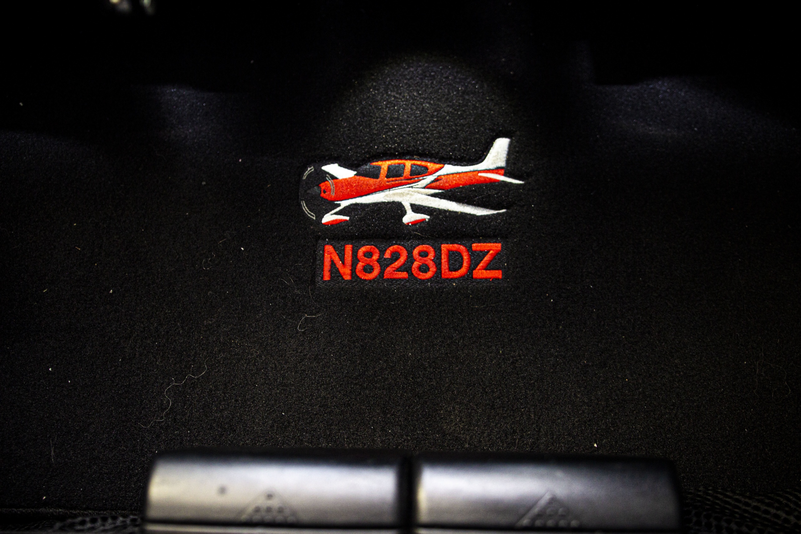The comfy interior of N828DZ, our Cirrus SR22Turbo Airplane, makes you and your passengers feel at ease.